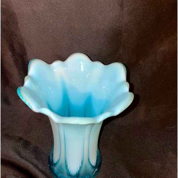 Jefferson glass blue opolesant swung Vase - Picture 2 of 6